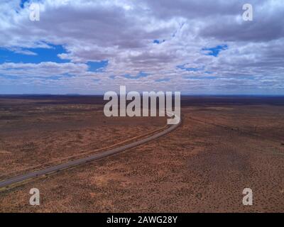 Aérien de l'Eyre Highway alors qu'il traverse les vastes espaces de la péninsule d'Eyre près de Iron Knob South Australia Banque D'Images