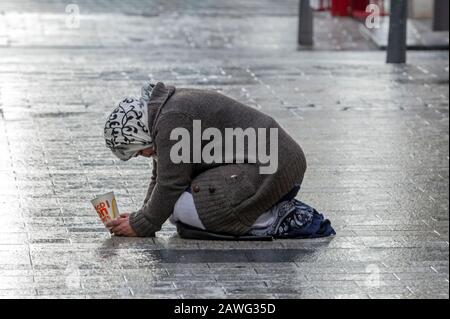 Mendiez-vous sur le trottoir des champs-Elysées à Paris Banque D'Images