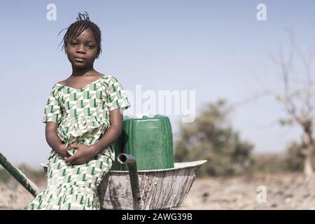 Travailler l'ethnicité africaine bébé obtenir de l'eau pure dans un environnement naturel Banque D'Images