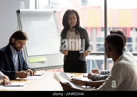 Un coach d'affaires asiatique organise des séances d'information et forme divers employés Banque D'Images