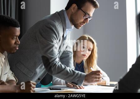 Homme d'affaires sérieux portant des lunettes expliquant le plan d'affaires lors de la réunion Banque D'Images