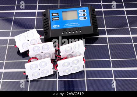 Kit d'éclairage solaire avec unité de commande d'éclairage et de chargeur sur fond de panneau solaire Banque D'Images