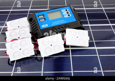 Kit d'éclairage solaire avec unité de commande d'éclairage et de chargeur sur fond de panneau solaire Banque D'Images