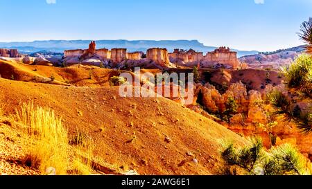 Lever du soleil au-dessus du vermilion Hoooooooooos de l'amphithéâtre Pinnacle roches dans le parc national de Bryce Canyon, Utah, United Sates Banque D'Images