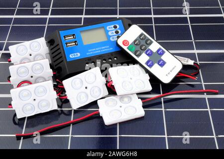 Kit d'éclairage solaire avec unité de commande d'éclairage et de chargeur et télécommande sur fond de panneau solaire Banque D'Images