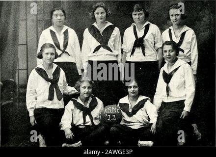 Burr Châtaignier, 1921 . Ruth Crocker, Beulah Sommer, Kathleen Boyd, Florence Critz, Martha Tanner, Charlotte Jones, Lucille Davison, Margaret Hawn, Naomi Wise 144 Équipe Principale De Boule De Panier V^ ;5fcp W Irma Weinrich, Igerna Barth, Betty Phelan, Donna Bigalow, Terra Maseylyda Marshall, Katherine Owens, Bess Frye Ball Team, Jarian 145. Myriel Swineheart, Dorothy Thorne, Mildred Briggs, Katherine Schultz, Eva Hassler, Ruth Bechtel, Hazel Baker, Dorothy Schorle 146 Off Campus Basket Ball Team Banque D'Images