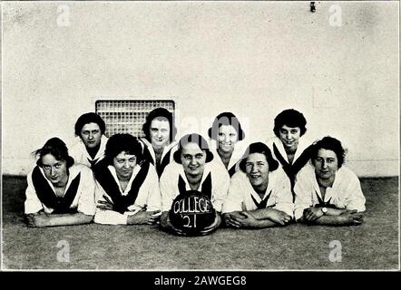 Burr Châtaignier, 1921 . 143 College (Filles) Basket Ball Équipe. Ruth Crocker, Beulah Sommer, Kathleen Boyd, Florence Critz, Martha Tanner, Charlotte Jones, Lucille Davison, Margaret Hawn, Naomi Wise 144 Équipe Principale De Boule De Panier V^ ;5fcp W Irma Weinrich, Igerna Barth, Betty Phelan, Donna Bigalow, Terra Maseylyda Marshall, Katherine Owens, Bess Frye Ball Team, Jarian 145 Banque D'Images