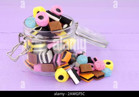Bocal rempli de réglisse traditionnelle galle bonbons bonbons bonbons bonbons Banque D'Images