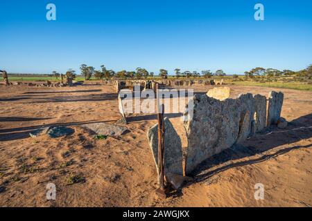 Les Verges historiques de Pergandes Sheep dans les années 1920 utilisant des dalles de granit. Australie Occidentale Banque D'Images