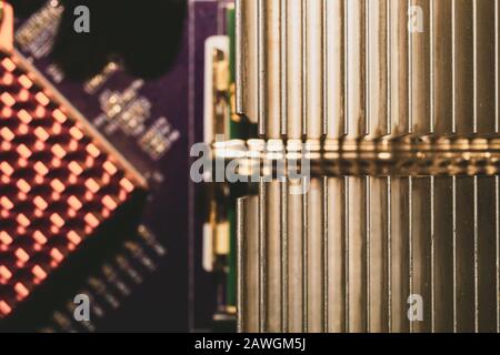 Fond macro abstrait radiateur ordinateur. Système de refroidissement du processeur. Détails de la carte mère Banque D'Images