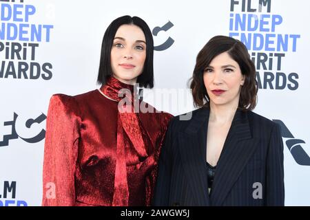 Santa Monica, Californie, États-Unis 08ème février 2020 (L-R) la musicienne St. Vincent, alias Anne Erin 'Annie' Clark et l'actrice/musicien Carrie Brownstein assistent aux Prix 2020 de l'Esprit indépendant du film le 08 février 2020 à Santa Monica, Californie, États-Unis. Photo De Barry King/Alay Live News Banque D'Images
