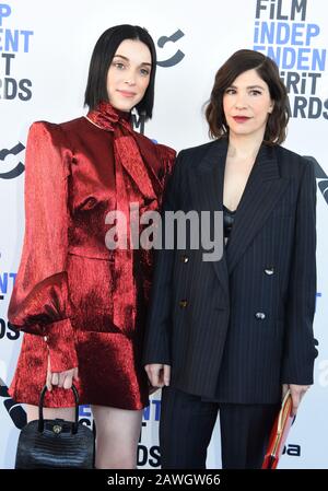 Santa Monica, Californie, États-Unis 08ème février 2020 (L-R) la musicienne St. Vincent, alias Anne Erin 'Annie' Clark et l'actrice/musicien Carrie Brownstein assistent aux Prix 2020 de l'Esprit indépendant du film le 08 février 2020 à Santa Monica, Californie, États-Unis. Photo De Barry King/Alay Live News Banque D'Images