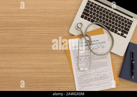 stéthoscope , formulaire de demande de dossier médical avec ordinateur portable sur le bureau du médecin. concept médical. vue de dessus. Banque D'Images