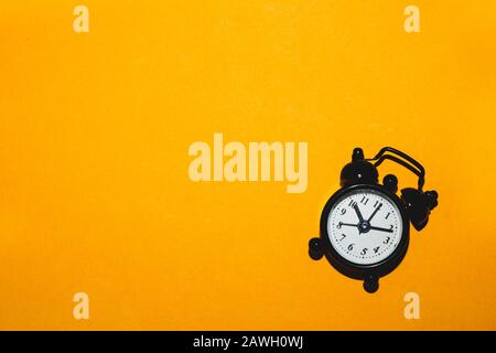 Réveil classique sur fond jaune. Montre rétro avec cadran rond. Espace de copie Banque D'Images