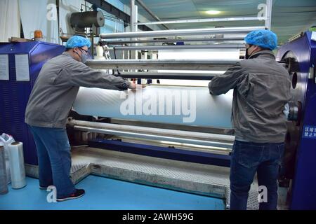 Hebei, Hebei, Chine. 7 février 2020. Hebei, CHINA-Workers accélère la production de membranes respirantes PE à usage médical dans l'atelier de gaufrage de Xinle plastic film co., LTD., Shijiazhuang, province de Hebei, 7 février 2020. Pour aider à lutter contre l'épidémie de pneumonie causée par le nouveau coronavirus, l'atelier de gaufrage de la société, Qui produit des membranes respirantes PE à usage médical, fonctionne 24 heures sur 24 pour assurer la fourniture de matières premières aux fabricants de vêtements d'isolation en aval. Crédit: Sipa Asia/Zuma Wire/Alay Live News Banque D'Images