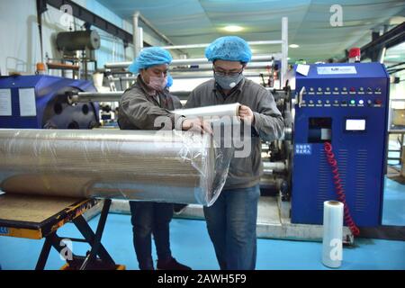 Hebei, Hebei, Chine. 7 février 2020. Hebei, CHINA-Workers accélère la production de membranes respirantes PE à usage médical dans l'atelier de gaufrage de Xinle plastic film co., LTD., Shijiazhuang, province de Hebei, 7 février 2020. Pour aider à lutter contre l'épidémie de pneumonie causée par le nouveau coronavirus, l'atelier de gaufrage de la société, Qui produit des membranes respirantes PE à usage médical, fonctionne 24 heures sur 24 pour assurer la fourniture de matières premières aux fabricants de vêtements d'isolation en aval. Crédit: Sipa Asia/Zuma Wire/Alay Live News Banque D'Images