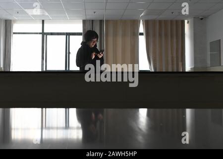 (200209) -- HEFEI, 9 février 2020 (Xinhua) -- Fang Ji regarde ses fils à travers la caméra de surveillance de la maison par son téléphone portable, dans l'hôpital du second Peuple d'Hefei à Hefei, capitale de la province d'Anhui en Chine orientale, 3 février 2020. Fang Ji, 34 ans, est une infirmière qui travaille en unité de soins intensifs de l'hôpital des deuxième Personnes de Hefei. Après l'éclosion du nouveau coronavirus (2019-nCov), Fang et ses collègues restent 24 heures sur 24 à l'hôpital pour prendre soin des patients en équipe. Le balcon de la maison de Fang se trouve en face de l'hôpital. Afin de réconforter deux petits fils qui ratent sa b Banque D'Images