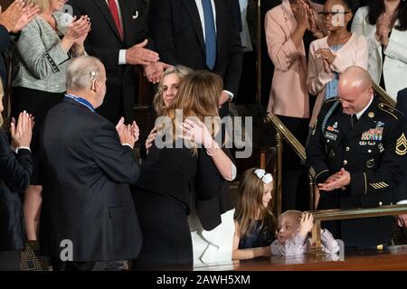 Washington, États-Unis D'Amérique. 04 février 2020. Amy Williams, invitée de la galerie, embrasse la première Dame Melania Trump après avoir été réunifiée avec son mari, Sgt de l'armée des États-Unis. 1ère classe Townsend Williams Mardi 4 février 2020, lors de l'allocution du président Donald J. TrumpÕs dans la Chambre des députés du Capitole des États-Unis à Washington, D.C People: Townsend Williams Credit: Storms Media Group/Alay Live News Banque D'Images