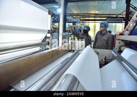 Hebei, Hebei, Chine. 7 février 2020. Hebei, CHINA-Workers accélère la production de membranes respirantes PE à usage médical dans l'atelier de gaufrage de Xinle plastic film co., LTD., Shijiazhuang, province de Hebei, 7 février 2020. Pour aider à lutter contre l'épidémie de pneumonie causée par le nouveau coronavirus, l'atelier de gaufrage de la société, Qui produit des membranes respirantes PE à usage médical, fonctionne 24 heures sur 24 pour assurer la fourniture de matières premières aux fabricants de vêtements d'isolation en aval. Crédit: Sipa Asia/Zuma Wire/Alay Live News Banque D'Images