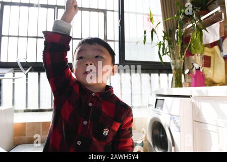 (200209) -- HEFEI, 9 février 2020 (Xinhua) -- Yu Fangyukun, fils aîné de Fang Ji, parle comme il espère que sa mère sera de retour chez elle tôt à Hefei, capitale de la province d'Anhui en Chine orientale, 3 février 2020. Fang Ji, 34 ans, est une infirmière qui travaille en unité de soins intensifs de l'hôpital des deuxième Personnes de Hefei. Après l'éclosion du nouveau coronavirus (2019-nCov), Fang et ses collègues restent 24 heures sur 24 à l'hôpital pour prendre soin des patients en équipe. Le balcon de la maison de Fang se trouve en face de l'hôpital. Pour réconforter deux petits fils qui la ratent mal chez eux, Fang leur a dit TH Banque D'Images