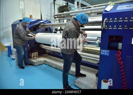 Hebei, Hebei, Chine. 7 février 2020. Hebei, CHINA-Workers accélère la production de membranes respirantes PE à usage médical dans l'atelier de gaufrage de Xinle plastic film co., LTD., Shijiazhuang, province de Hebei, 7 février 2020. Pour aider à lutter contre l'épidémie de pneumonie causée par le nouveau coronavirus, l'atelier de gaufrage de la société, Qui produit des membranes respirantes PE à usage médical, fonctionne 24 heures sur 24 pour assurer la fourniture de matières premières aux fabricants de vêtements d'isolation en aval. Crédit: Sipa Asia/Zuma Wire/Alay Live News Banque D'Images