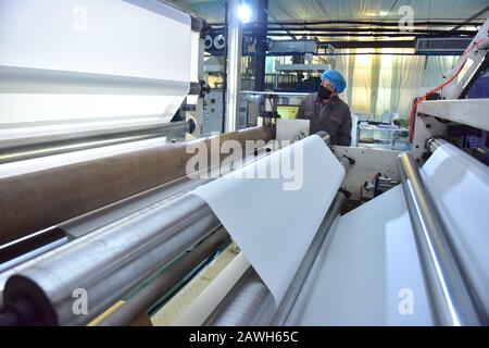 Hebei, Hebei, Chine. 7 février 2020. Hebei, CHINA-Workers accélère la production de membranes respirantes PE à usage médical dans l'atelier de gaufrage de Xinle plastic film co., LTD., Shijiazhuang, province de Hebei, 7 février 2020. Pour aider à lutter contre l'épidémie de pneumonie causée par le nouveau coronavirus, l'atelier de gaufrage de la société, Qui produit des membranes respirantes PE à usage médical, fonctionne 24 heures sur 24 pour assurer la fourniture de matières premières aux fabricants de vêtements d'isolation en aval. Crédit: Sipa Asia/Zuma Wire/Alay Live News Banque D'Images