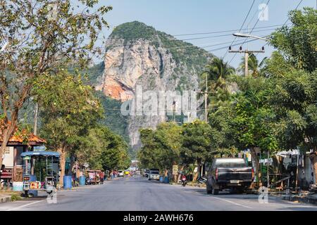 Route de campagne dans le district de Prachuap Khiri Khan, Thaïlande Banque D'Images