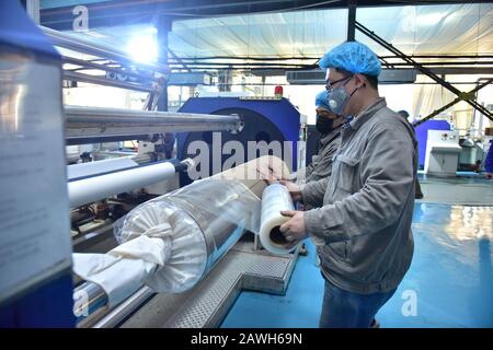 Hebei, Hebei, Chine. 7 février 2020. Hebei, CHINA-Workers accélère la production de membranes respirantes PE à usage médical dans l'atelier de gaufrage de Xinle plastic film co., LTD., Shijiazhuang, province de Hebei, 7 février 2020. Pour aider à lutter contre l'épidémie de pneumonie causée par le nouveau coronavirus, l'atelier de gaufrage de la société, Qui produit des membranes respirantes PE à usage médical, fonctionne 24 heures sur 24 pour assurer la fourniture de matières premières aux fabricants de vêtements d'isolation en aval. Crédit: Sipa Asia/Zuma Wire/Alay Live News Banque D'Images