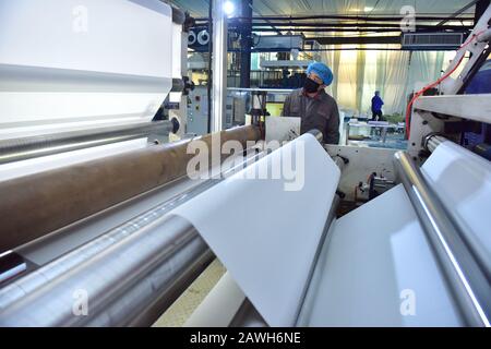 Hebei, Hebei, Chine. 7 février 2020. Hebei, CHINA-Workers accélère la production de membranes respirantes PE à usage médical dans l'atelier de gaufrage de Xinle plastic film co., LTD., Shijiazhuang, province de Hebei, 7 février 2020. Pour aider à lutter contre l'épidémie de pneumonie causée par le nouveau coronavirus, l'atelier de gaufrage de la société, Qui produit des membranes respirantes PE à usage médical, fonctionne 24 heures sur 24 pour assurer la fourniture de matières premières aux fabricants de vêtements d'isolation en aval. Crédit: Sipa Asia/Zuma Wire/Alay Live News Banque D'Images