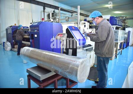 Hebei, Hebei, Chine. 7 février 2020. Hebei, CHINA-Workers accélère la production de membranes respirantes PE à usage médical dans l'atelier de gaufrage de Xinle plastic film co., LTD., Shijiazhuang, province de Hebei, 7 février 2020. Pour aider à lutter contre l'épidémie de pneumonie causée par le nouveau coronavirus, l'atelier de gaufrage de la société, Qui produit des membranes respirantes PE à usage médical, fonctionne 24 heures sur 24 pour assurer la fourniture de matières premières aux fabricants de vêtements d'isolation en aval. Crédit: Sipa Asia/Zuma Wire/Alay Live News Banque D'Images