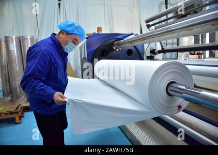 Hebei, Hebei, Chine. 7 février 2020. Hebei, CHINA-Workers accélère la production de membranes respirantes PE à usage médical dans l'atelier de gaufrage de Xinle plastic film co., LTD., Shijiazhuang, province de Hebei, 7 février 2020. Pour aider à lutter contre l'épidémie de pneumonie causée par le nouveau coronavirus, l'atelier de gaufrage de la société, Qui produit des membranes respirantes PE à usage médical, fonctionne 24 heures sur 24 pour assurer la fourniture de matières premières aux fabricants de vêtements d'isolation en aval. Crédit: Sipa Asia/Zuma Wire/Alay Live News Banque D'Images