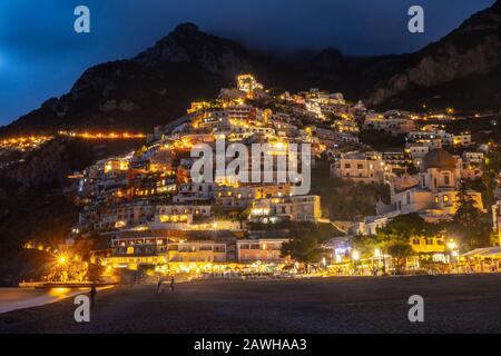 Maisons colorées de Positano sur la côte amalfitaine la nuit, de l'Italie. Paysage de nuit. Banque D'Images