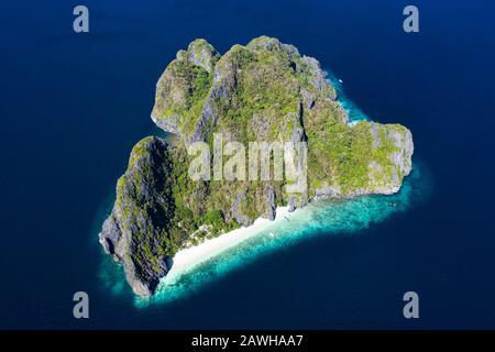 Vue d'en haut, vue aérienne sur l'île Entalula avec une belle plage de sable blanc entourée de formations rocheuses et baignée par une mer turquoise. Banque D'Images