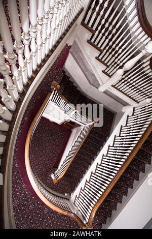 L'escalier en colimaçon de l'hôtel historique Stanley d'Estes Park, Colorado. Un hôtel hanté qui a inspiré le « The Shining » de Stephen King. Banque D'Images