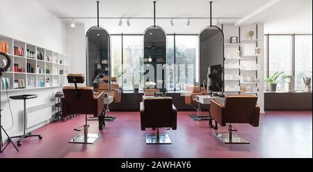 Chaises et miroirs dans un salon de coiffure moderne Banque D'Images