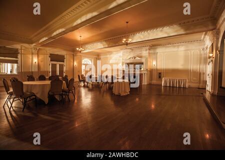 Salle de banquet dans l'hôtel historique Stanley d'Estes Park, Colorado. Un hôtel hanté qui a inspiré le « The Shining » de Stephen King. Banque D'Images