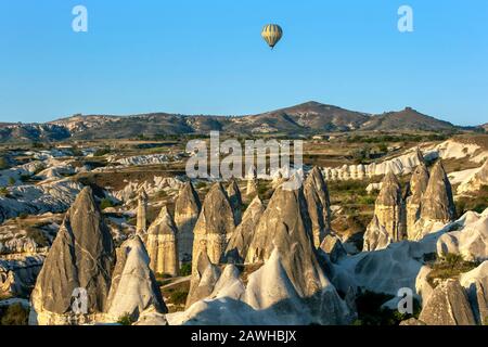 Le soleil s'élève sur une série de formations rocheuses volcaniques connues sous le nom de cheminées de fées à Göreme en Turquie. Banque D'Images