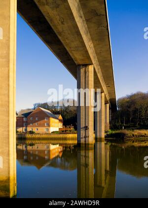 Whitby Road au-dessus de la rivière Esk un mince structure béton construction 1980 porte la main A171 sur la rivière par la ville Banque D'Images