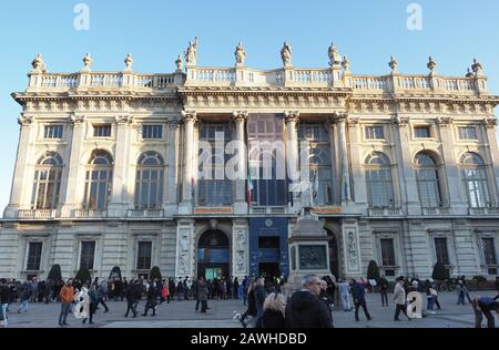 Turin, ITALIE - VERS JANVIER 2020: Les habitants de la place Piazza Castello Banque D'Images