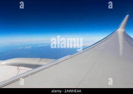 Vue depuis la fenêtre de la ligne aérienne pendant le vol Banque D'Images