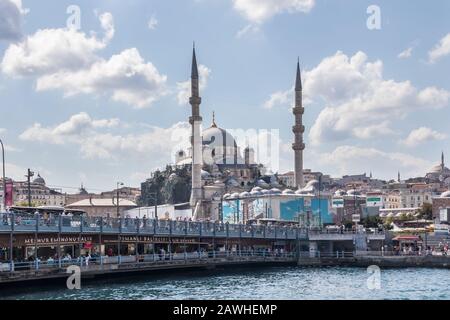 Istanbul, Turquie - 30 août 2019 : le pont galata au-dessus de la Corne d'Or. La Nouvelle Mosquée est en arrière-plan Banque D'Images