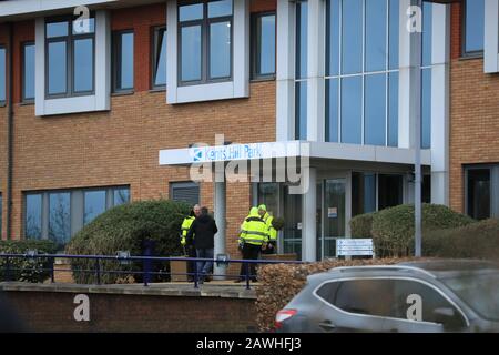 Le personnel attend à l'extérieur du centre de formation et de conférence de Kents Hill Park, à Milton Keynes, avant le rapatriement au Royaume-Uni des derniers évacués de Coronavirus qui ont atterri à RAF Brize Norton. Banque D'Images