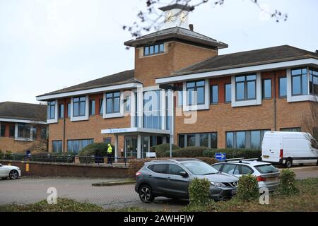 Le personnel attend à l'extérieur du centre de formation et de conférence de Kents Hill Park, à Milton Keynes, avant le rapatriement au Royaume-Uni des derniers évacués de Coronavirus qui ont atterri à RAF Brize Norton. Banque D'Images