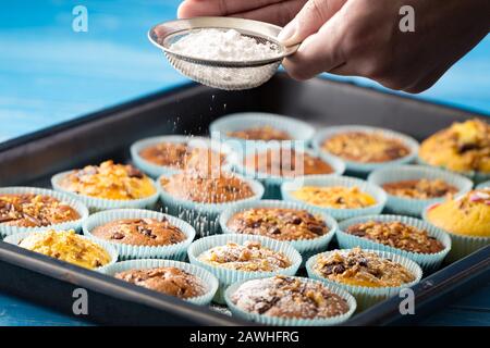 Muffin frais saupoudrés de noix et de chocolat. Banque D'Images