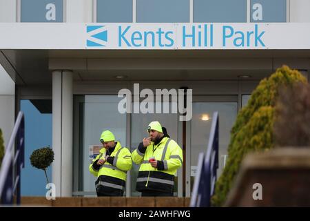 Le personnel attend à l'extérieur du centre de formation et de conférence de Kents Hill Park, à Milton Keynes, avant le rapatriement au Royaume-Uni des derniers évacués de Coronavirus qui ont atterri à RAF Brize Norton. Banque D'Images