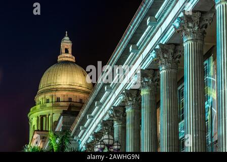 Vue sur la façade de la galerie nationale de Singapour illuminée la nuit Banque D'Images