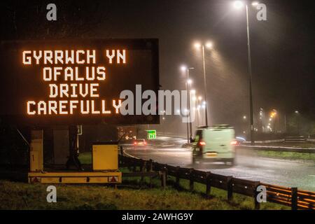 Flintshire, Pays De Galles Du Nord, Royaume-Uni. Météo au Royaume-Uni: Dimanche 9 février 2020, les conditions météorologiques extrêmes d'aujourd'hui avec un avertissement Amber Met Office pour la tempête Ciara frappe maintenant le nord du Pays de Galles avec les conditions actuelles sur l'A55 passant par Halkyn © DGDImages/AlamyNews Banque D'Images