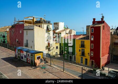 Poubelles colorées, les célèbres maisons colorées de Villajoyosa, Costa Blanca, Espagne Banque D'Images