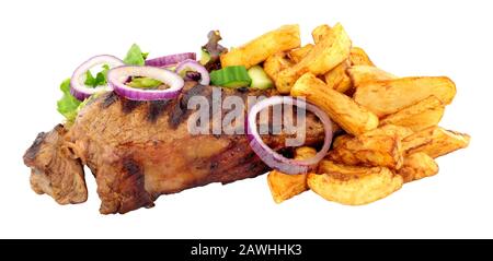 Bifteck de sirloin coupé épais et chips repas avec salade, isolé sur un fond blanc Banque D'Images
