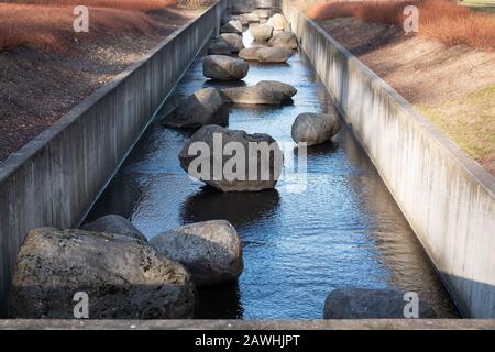 Estonie, TALLINN - 07 février 2020: Vue sur le canal de l'eau décoré de pierres dans le parc Kadrioru à Tallinn, capitale de l'Estonie. Banque D'Images